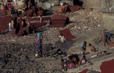 Hindistan 'ın Mumbai şehrinde tekstil boyayan insanlar. Hindistan, Mumbai, Mart 1998