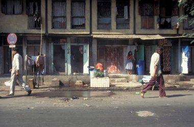 Hindistan 'ın Mumbai şehir merkezindeki Falkland Yolu' ndaki odasının önünde bir fahişe kadın. Hindistan, Mumbai, Mart 1998
