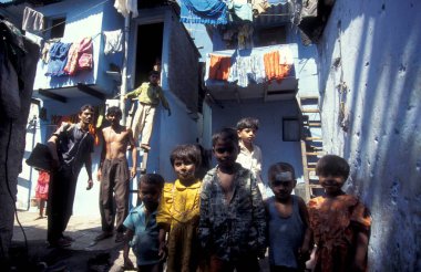 Hindistan 'ın Mumbai şehrinin merkezindeki bir gecekondu mahallesinde insanlar ve günlük yaşam. Hindistan, Mumbai, Mart 1998
