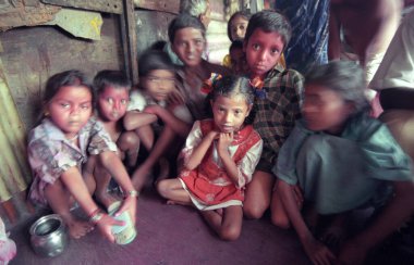 Hindistan 'da Mumbai' nin merkezindeki gecekondu mahallesinde bir yerli aile. Hindistan, Mumbai, Mart 1998