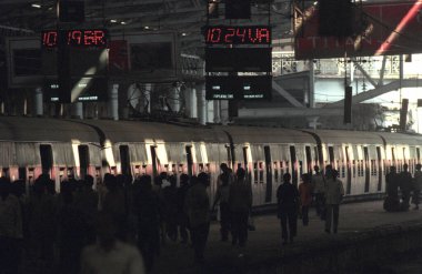 Mumbai Tren İstasyonu 'ndaki insanlar ve trenler ya da Hindistan' ın Mumbai şehir merkezindeki Chhatrapati Shivaji Terminus. Hindistan, Mumbai, Mart 1998