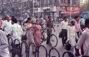 Mumbai Tren İstasyonu 'nun önünde ya da Hindistan' da Mumbai şehir merkezinde Chhatrapati Shivaji Terminus 'da insanlar var. Hindistan, Mumbai, Mart 1998