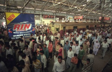 Mumbai Tren İstasyonu 'ndaki insanlar ve trenler ya da Hindistan' ın Mumbai şehir merkezindeki Chhatrapati Shivaji Terminus. Hindistan, Mumbai, Mart 1998