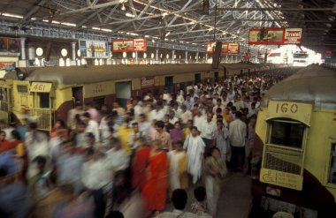 Mumbai Tren İstasyonu 'ndaki insanlar ve trenler ya da Hindistan' ın Mumbai şehir merkezindeki Chhatrapati Shivaji Terminus. Hindistan, Mumbai, Mart 1998