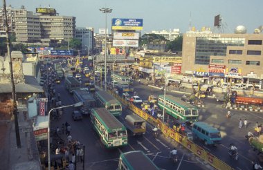 Hindistan 'ın Mumbai şehir merkezinde trafiği olan bir yol. Hindistan, Mumbai, Mart 1998