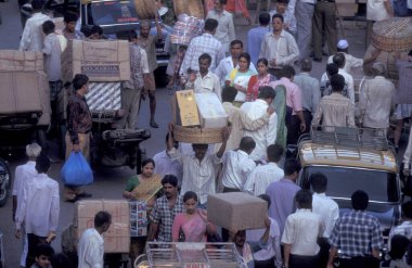 Hindistan 'ın Mumbai şehir merkezinde trafiği olan bir yol. Hindistan, Mumbai, Mart 1998