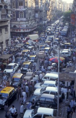 Hindistan 'ın Mumbai şehir merkezinde trafiği olan bir yol. Hindistan, Mumbai, Mart 1998