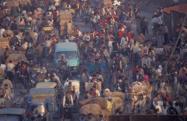 Hindistan 'ın Mumbai şehir merkezinde trafiği olan bir yol. Hindistan, Mumbai, Mart 1998