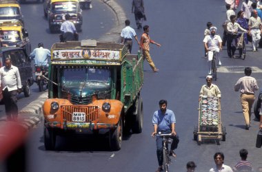 Dabbawalas Mumbai Tren İstasyonu 'ndan ya da Hindistan' ın Mumbai şehir merkezindeki Chhatrapati Shivaji Terminus 'tan gelen müşterilere beslenme çantalarını teslim ediyor. Hindistan, Mumbai, Mart 1998