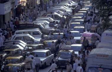 Hindistan 'ın Mumbai şehir merkezinde trafiği olan bir yol. Hindistan, Mumbai, Mart 1998