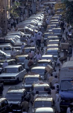 Hindistan 'ın Mumbai şehir merkezinde trafiği olan bir yol. Hindistan, Mumbai, Mart 1998