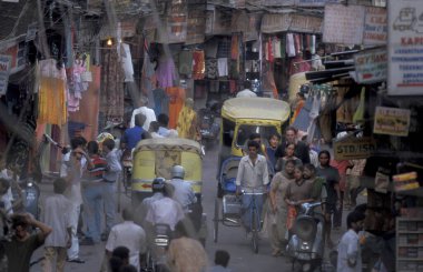 Hindistan 'ın Mumbai şehir merkezinde trafiği olan bir yol. Hindistan, Mumbai, Mart 1998