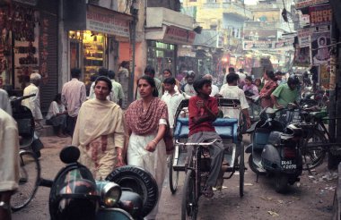Hindistan 'ın Mumbai şehir merkezinde trafiği olan bir yol. Hindistan, Mumbai, Mart 1998