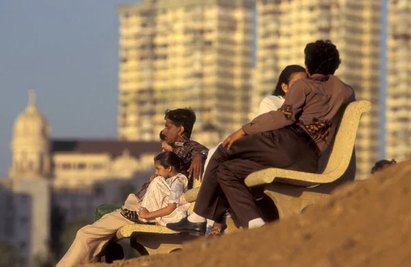 Hindistan Mumbai Şehir Merkezindeki Priyadarshini Sahil Parkı Ndaki Insanlar Hindistan — Stok fotoğraf