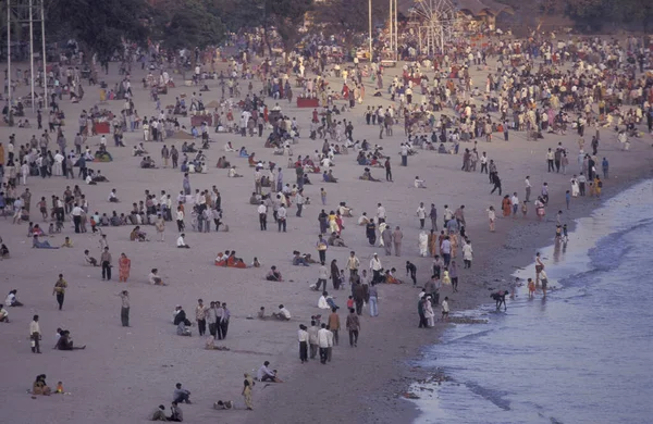 インドのムンバイ市内中心部のChowpatta Beachの人々 インド ムンバイ 1998年3月 — ストック写真