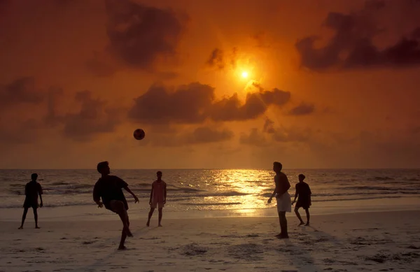 Άνθρωποι Παίζουν Ποδόσφαιρο Στην Παραλία Chowpatta Στο Κέντρο Της Βομβάης — Φωτογραφία Αρχείου