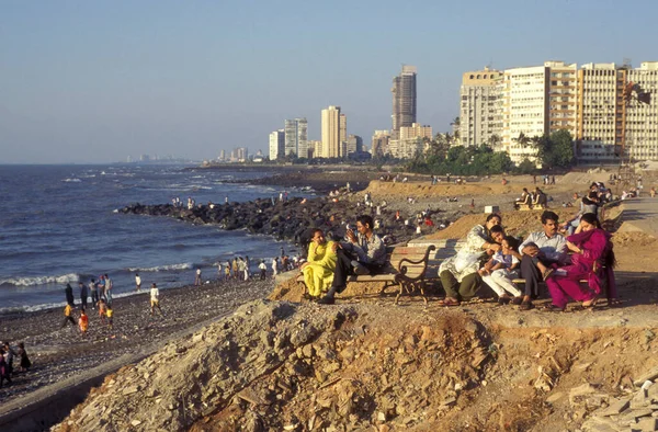 インドのムンバイの中心部にあるPriyadarshini Seaside Shore Parkの人々 インド ムンバイ 1998年3月 — ストック写真