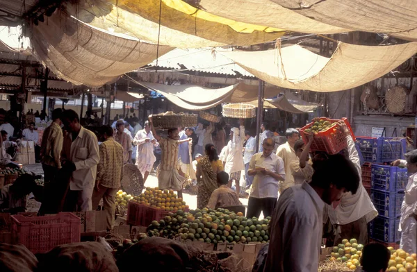Свежие Фрукты Рыночной Улице Магазинами Людьми Центре Города Мумбаи Индии — стоковое фото
