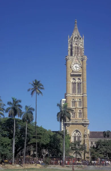 Hindistan 'ın başkenti Colaba' da bulunan Munmbai Üniversitesi 'nin Rajabai Saat Kulesi' nin mimarisi. Hindistan, Mumbai, Mart 1998