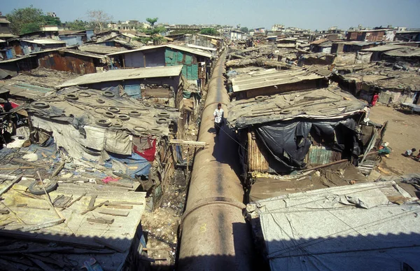 位于印度孟买市中心贫民窟中心的一条水管道 1998年3月 印度孟买 — 图库照片