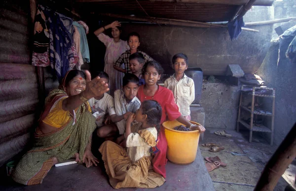 Een Indian Family Een Dorp Centrum Van Een Sloppenwijk Het — Stockfoto