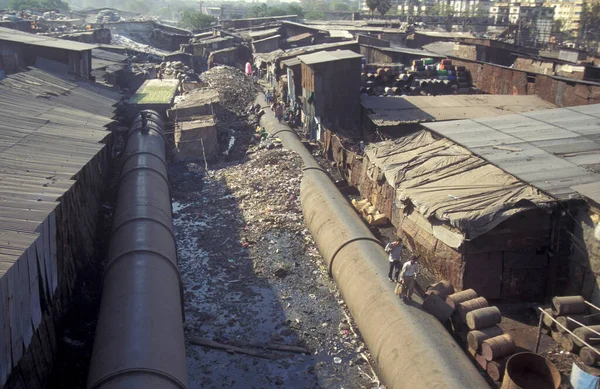 뭄바이의 슬럼가 중심부에 파이프라인입니다 뭄바이 1998 — 스톡 사진