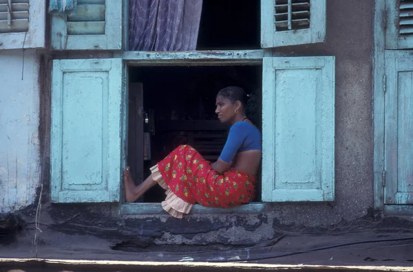 インドのムンバイ市内中心部のフォークランド道路の彼女の部屋の前に売春婦の女性 インド ムンバイ 1998年3月 — ストック写真