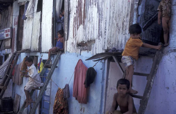 印度孟买市中心贫民窟的一个村庄中心的居民和日常生活 1998年3月 印度孟买 — 图库照片
