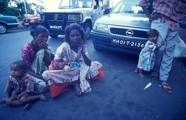 Uma Família Indiana Centro Aldeia Uma Favela Centro Cidade Mumbai — Fotografia de Stock