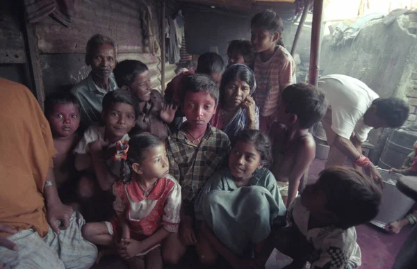 Een Indian Family Een Dorp Centrum Van Een Sloppenwijk Het — Stockfoto
