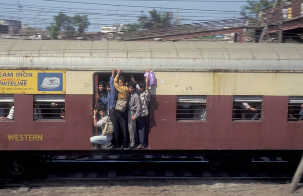 Перегруженный Поезд Пути Железнодорожному Вокзалу Мумбаи Чхатрапати Шиваджи Терминус Центре — стоковое фото