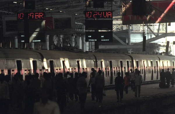 位于印度孟买市中心的孟买火车站或Chhatrapati Shivaji终点站内的乘客和火车 1998年3月 印度孟买 — 图库照片