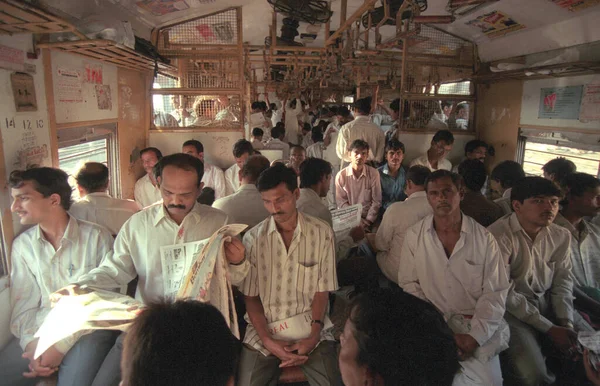ムンバイ駅やインドのムンバイ市内中心部のチャトラパティ シバジ ターミナルへ向かう途中の列車の中の人々 インド ムンバイ 1998年3月 — ストック写真