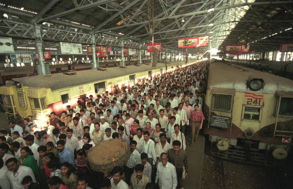 インドのムンバイ市内中心部にあるムンバイ鉄道駅やチャトラパティ シバジ ターミナス内の人々や列車 インド ムンバイ 1998年3月 — ストック写真