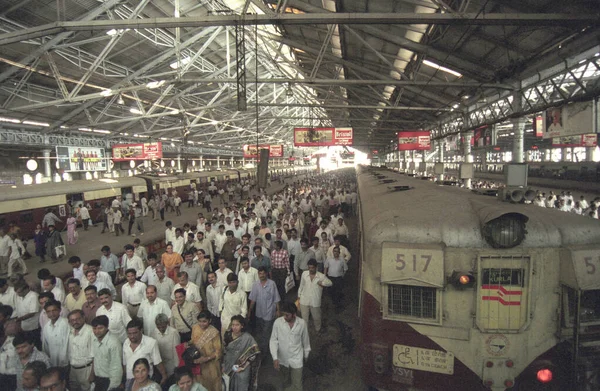インドのムンバイ市内中心部にあるムンバイ鉄道駅やチャトラパティ シバジ ターミナス内の人々や列車 インド ムンバイ 1998年3月 — ストック写真