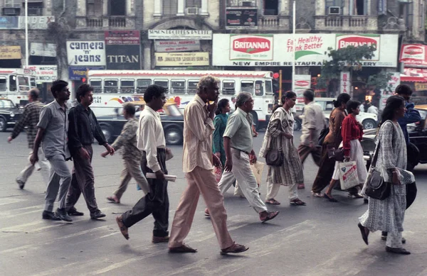 インドのムンバイ市内中心部にあるムンバイ駅ホールやチャトラパティ シバジ ターミナスの前の人々 インド ムンバイ 1998年3月 — ストック写真