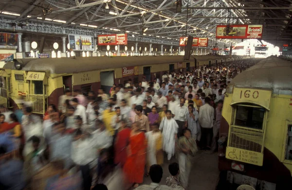 Άνθρωποι Και Τρένα Μέσα Στο Σιδηροδρομικό Σταθμό Της Βομβάης Chhatrapati — Φωτογραφία Αρχείου