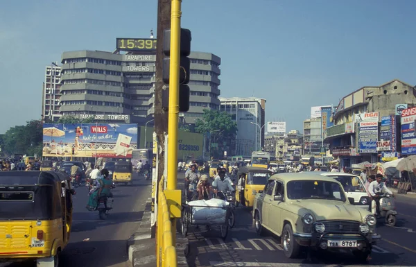 Uma Estrada Com Tráfego Pessoas Centro Cidade Mumbai Índia Índia — Fotografia de Stock