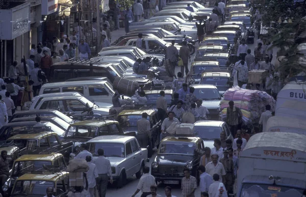 インドのムンバイ市内中心部の交通量と人々が集まる道路です インド ムンバイ 1998年3月 — ストック写真
