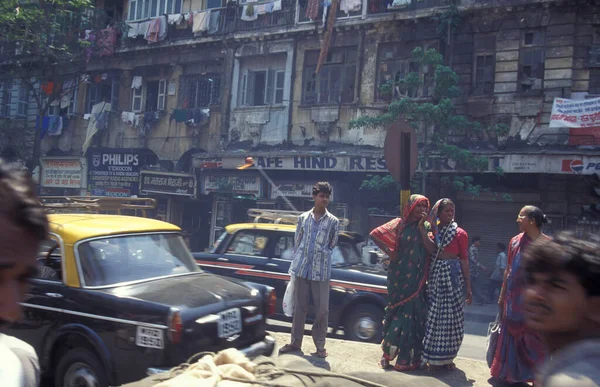 インドのムンバイ市内中心部の交通量と人々が集まる道路です インド ムンバイ 1998年3月 — ストック写真
