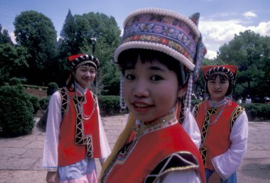 Çin 'in doğusunda, Yunnan eyaletinin Kunming kenti yakınlarındaki Shilin Stone Fosrest Park' ında poz veren geleneksel Çinli azınlık kostümlü insanlar. Çin, Yunnan, Nisan 1996