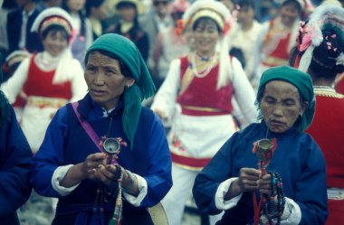 Çin 'in doğu Asya bölgesindeki Yunnan ilindeki Er Hai Gölü üzerindeki Dali kasabası yakınlarındaki bir bahar festivalinde geleneksel kostümlü Çinli Azınlık Halkı. Çin, Yunnan, Nisan 1996