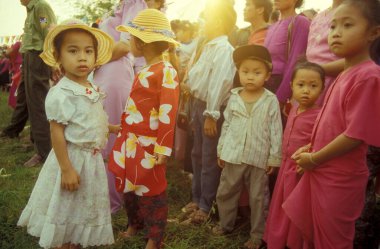 Doğu Asya 'da Çin' in Yunnan eyaletinin Xishuangbanna bölgesindeki Jinghong kasabası yakınlarındaki bahar ve su festivalinde geleneksel giysi insanları. Çin, Yunnan, Nisan 1996