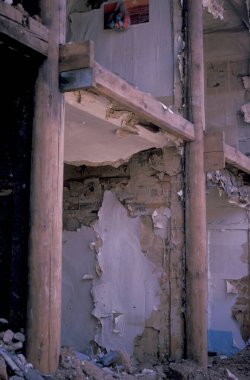 Deprem 3 Şubat 1996 'da Çin' in doğusundaki Yunnan ilindeki Lijiang şehrinde bir evi yıktı. Çin, Yunnan, Mart 1996