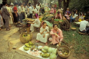 Çin 'in doğusundaki Yunnan eyaletinin Xishuangbanna bölgesindeki Jinghong kasabası yakınlarındaki ilkbahar ve su festivalinde geleneksel bir gıda ve market. Çin, Yunnan, Nisan 1996