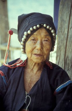Çin 'in doğu Asya bölgesindeki Yunnan ilindeki Er Hai Gölü üzerindeki Dali kasabası yakınlarındaki bir bahar festivalinde geleneksel kostümlü Çinli Azınlık Halkı. Çin, Yunnan, Nisan 1996