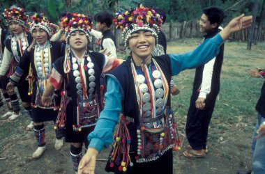 Doğu Asya 'da, Çin' in Yunnan iline bağlı Menghai kasabası yakınlarındaki Tarım Toprakları 'ndaki bir köyde akha kadın ve azınlık. Çin, Yunnan, Nisan 1996