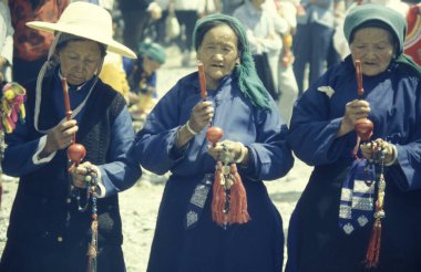 Çin 'in doğu Asya bölgesindeki Yunnan ilindeki Er Hai Gölü üzerindeki Dali kasabası yakınlarındaki bir bahar festivalinde geleneksel kostümlü Çinli Azınlık Halkı. Çin, Yunnan, Nisan 1996
