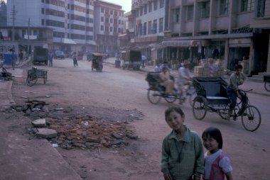 Doğu Asya 'da, Çin' in Yunnan eyaletindeki Xishuangbanna 'nın Menglunshen kentinin merkezi. Çin, Yunnan, Nisan 1996