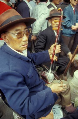 Geleneksel Müzik, Çin 'in doğu Asya bölgesindeki Yunnan ilindeki Er Hai Gölü üzerindeki Lijiang Kasabası' nda eski bir tapınakta düzenlenen törende çalındı. Çin, Yunnan, Nisan 1996